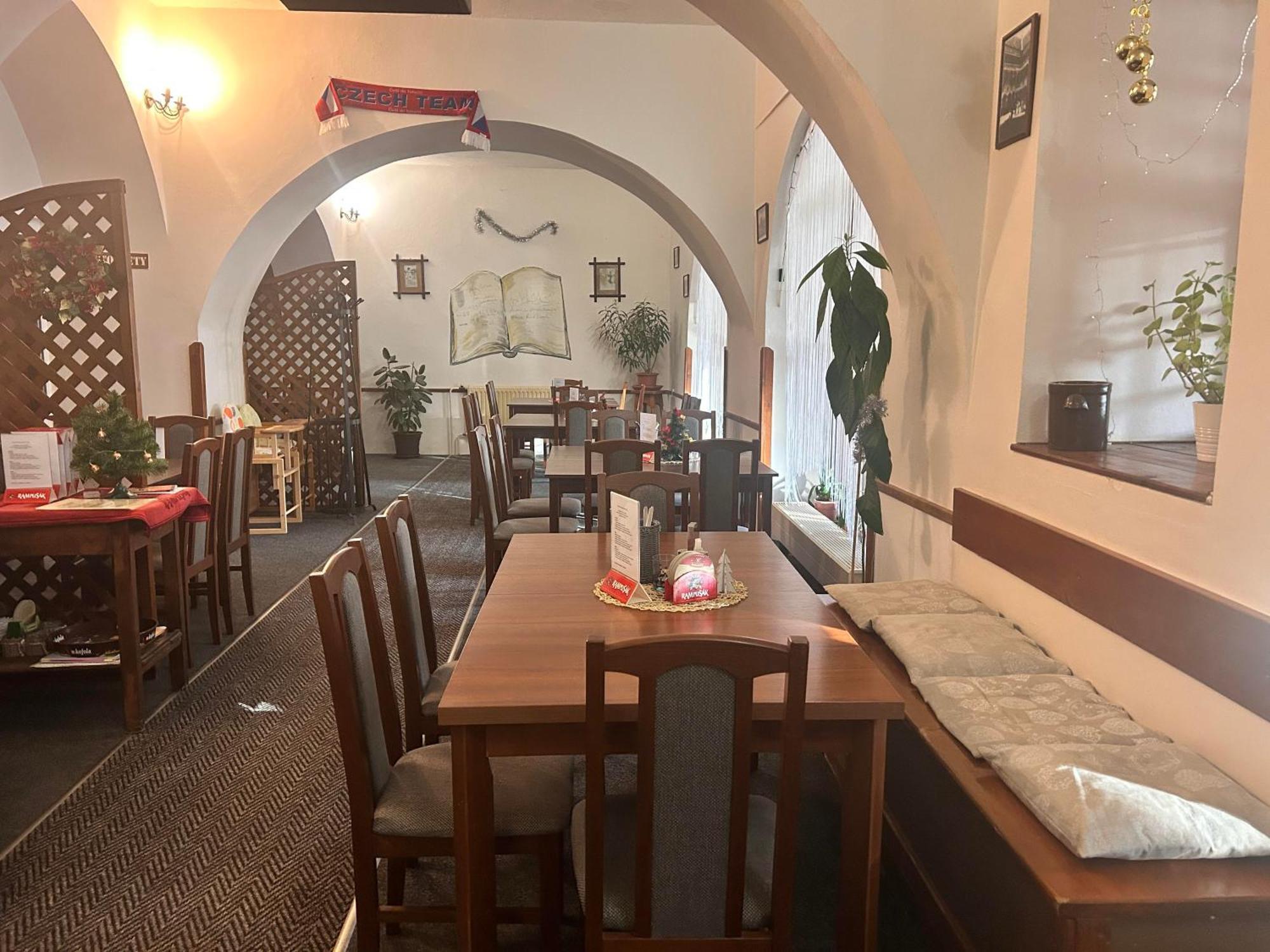 Restaurace A Penzion Podloubi Opočno Eksteriør bilde